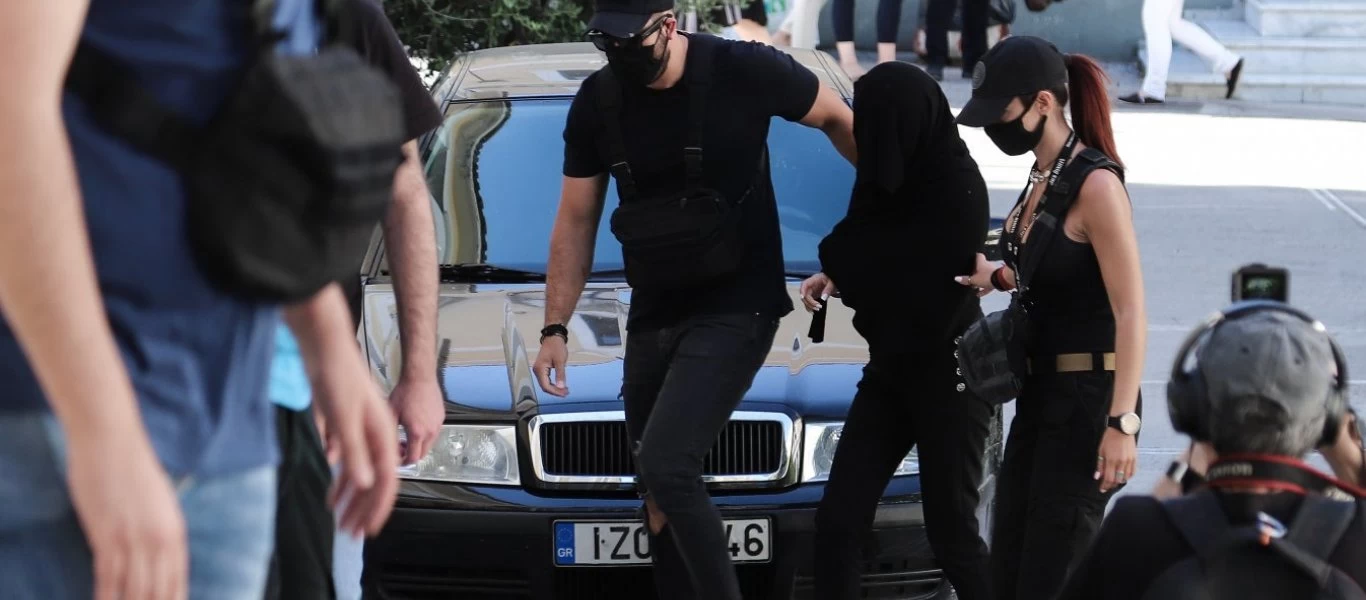 Επίθεση με βιτριόλι: Βρέθηκε DNA στο ταξί που την μετέφερε - Λύνει τη σιωπή της η 35χρονη (βίντεο)